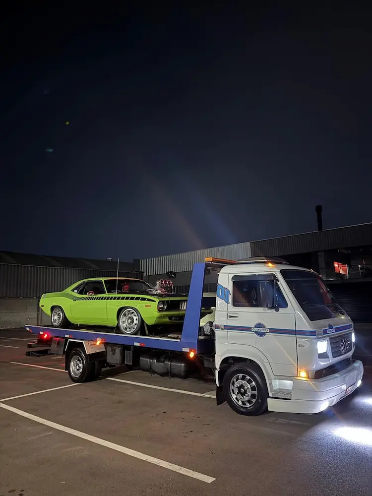 Atendimento noturno de guincho EIDT com carro classico em Porto Alegre