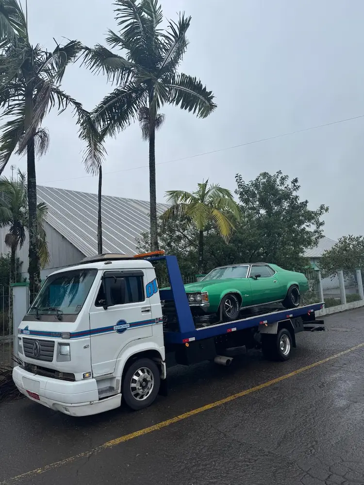 Reboque de carro classico com guincho EIDT na chuva em Porto Alegre