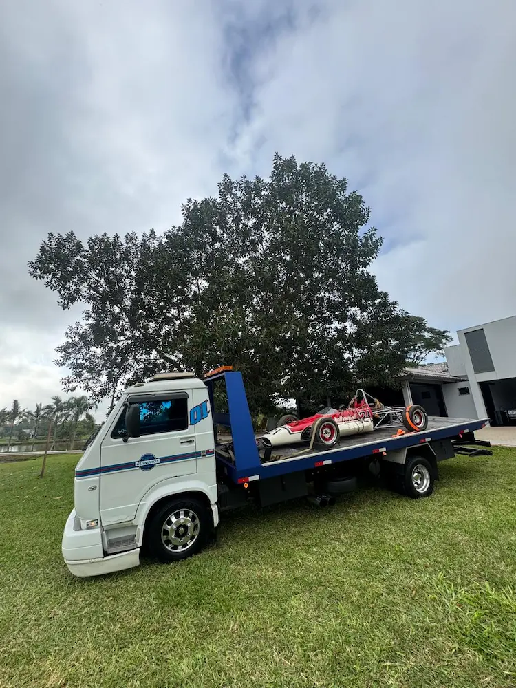 Transporte especial de veiculo formula pela EIDT Guinchos